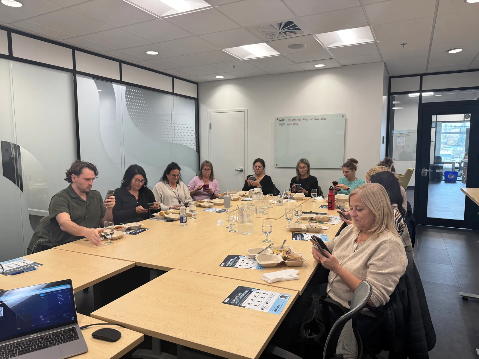 Les participants autour de la table pendant l’atelier