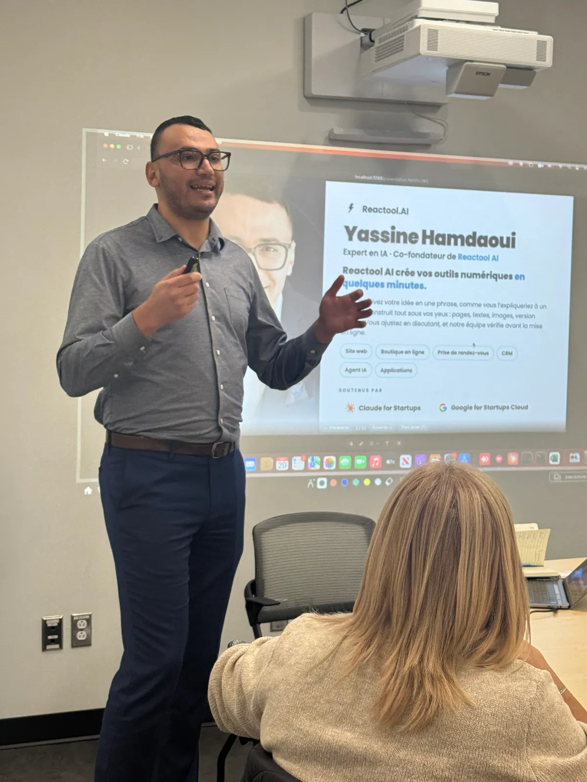 Yassine Hamdaoui se présente au début de l’atelier