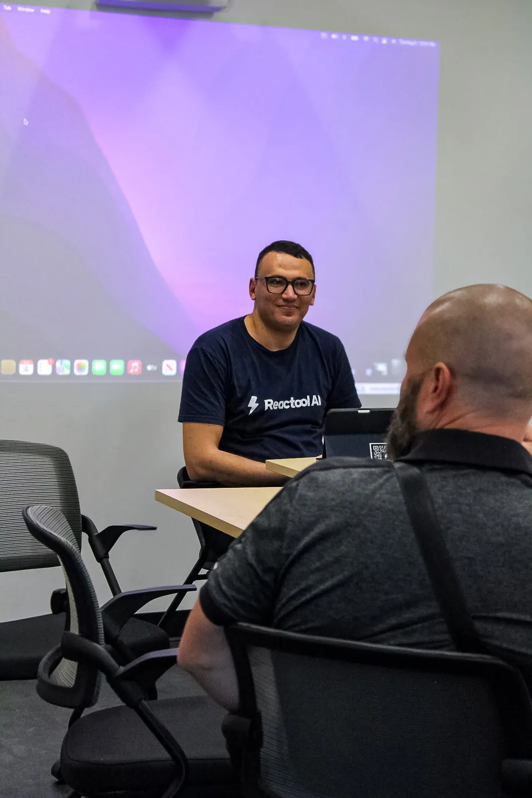 Échange avec un participant pendant l’atelier