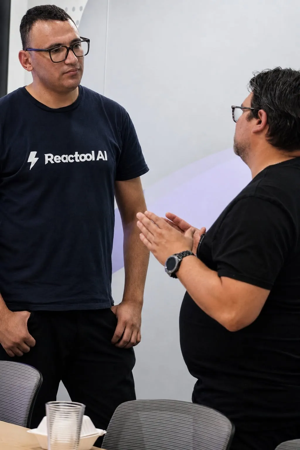 Discussion avec un participant après l’atelier