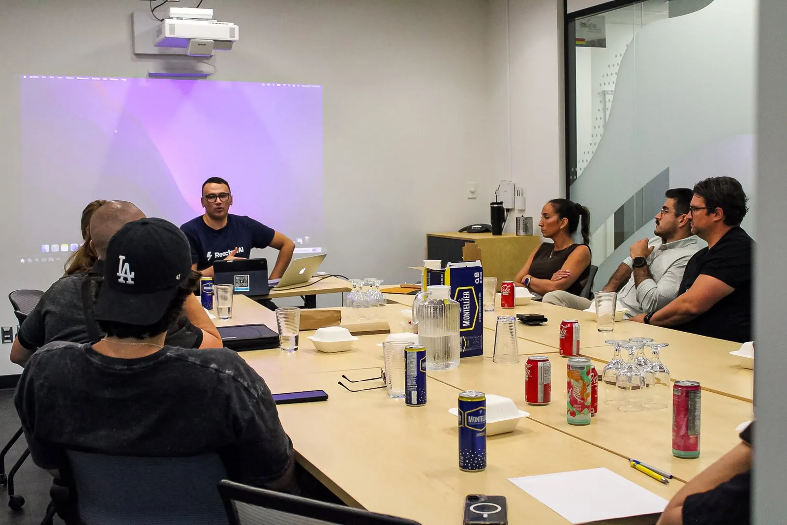 Yassine Hamdaoui anime l’atelier devant une dizaine de participants autour d’une table
